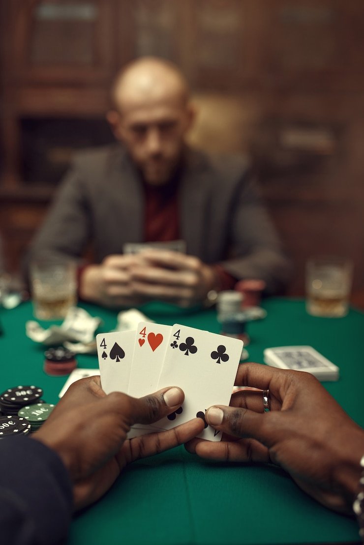 Dealer membagikan kartu pertama kepada pemain di meja Live Blackjack spv88