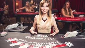 Meja blackjack live dealer dengan kartu di hadapan pemain